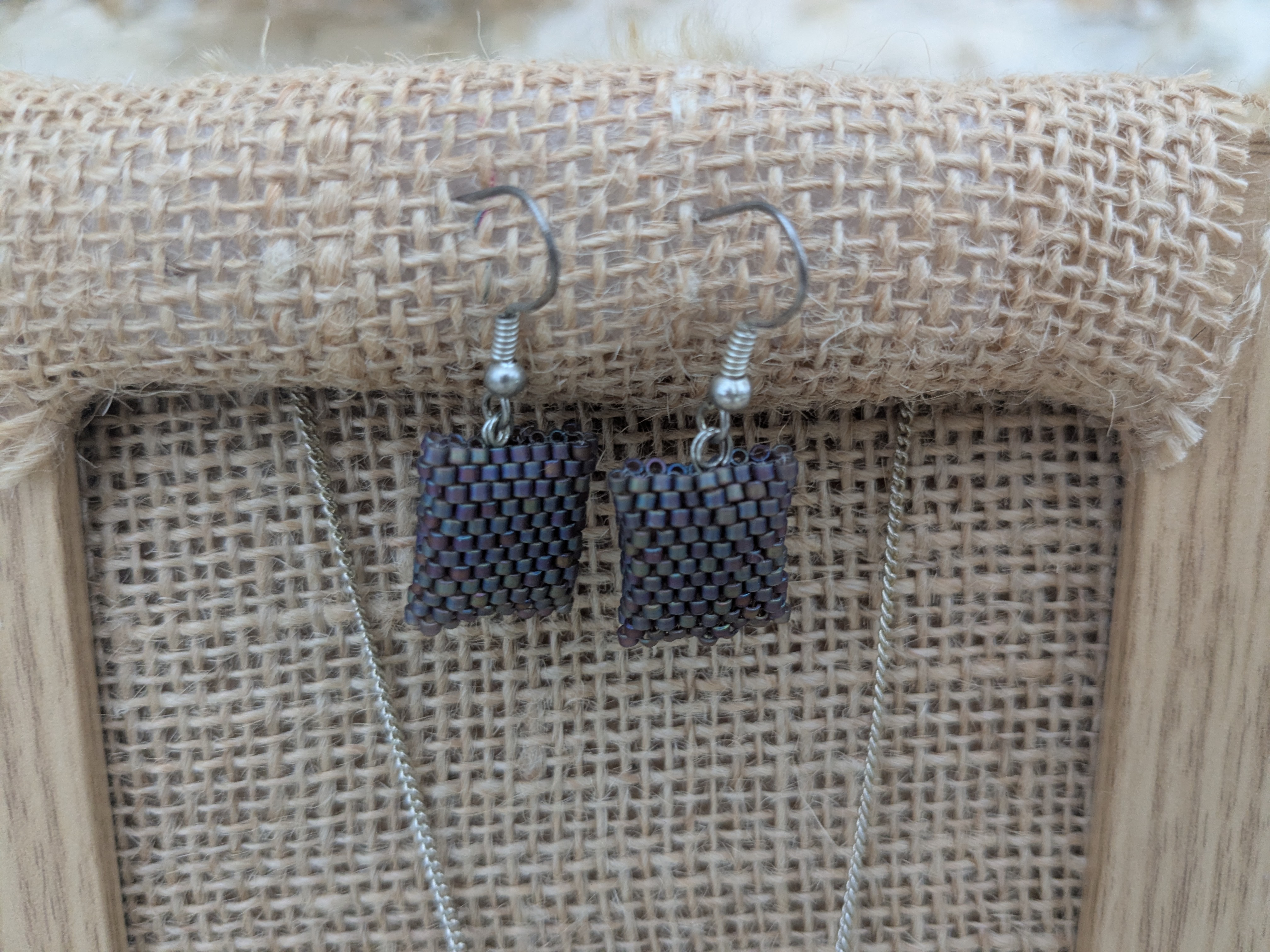 Parure carré en perles tissées foncées - Image 3