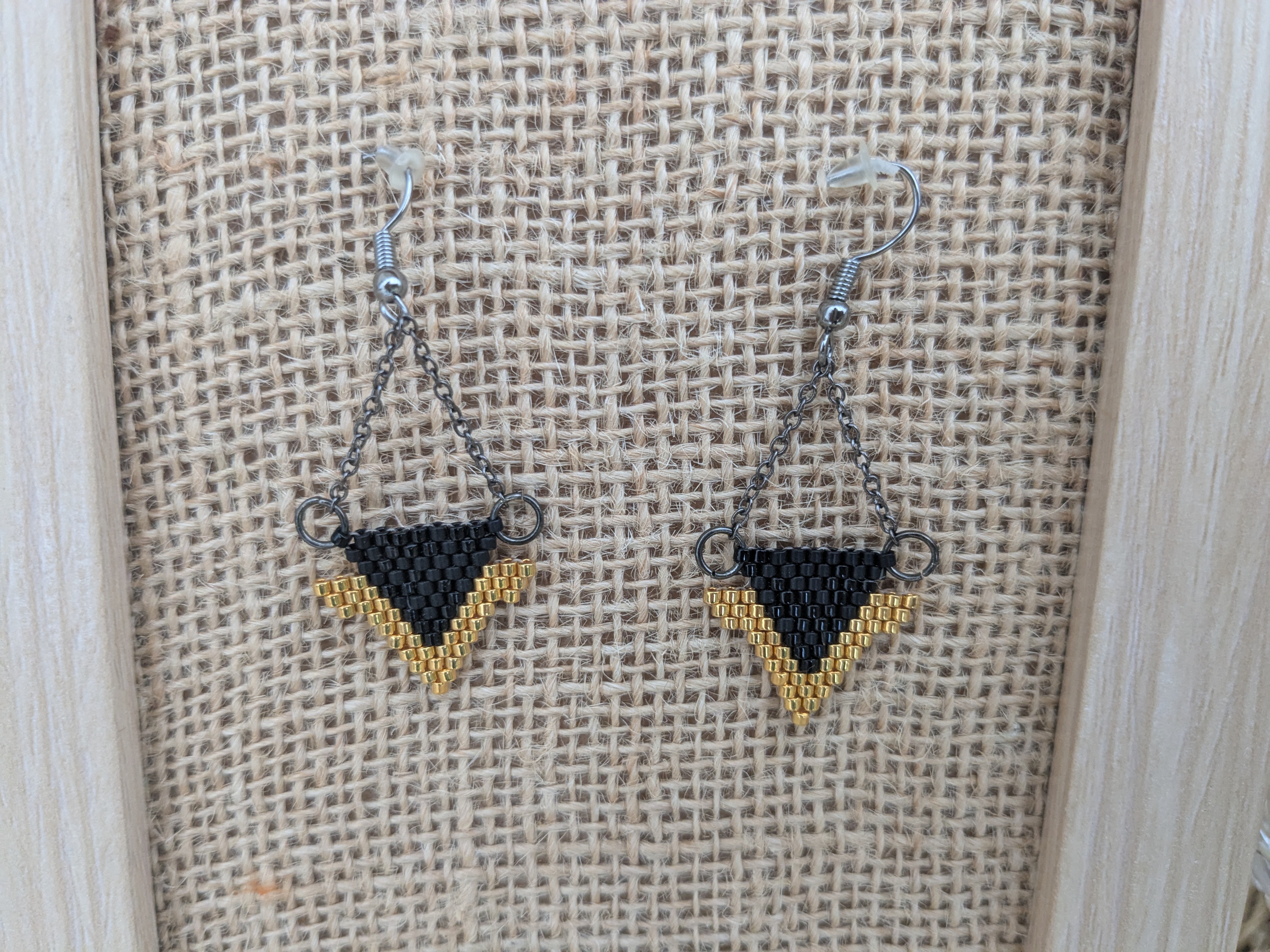 Boucle d'oreille triangle noir & or - Image 2