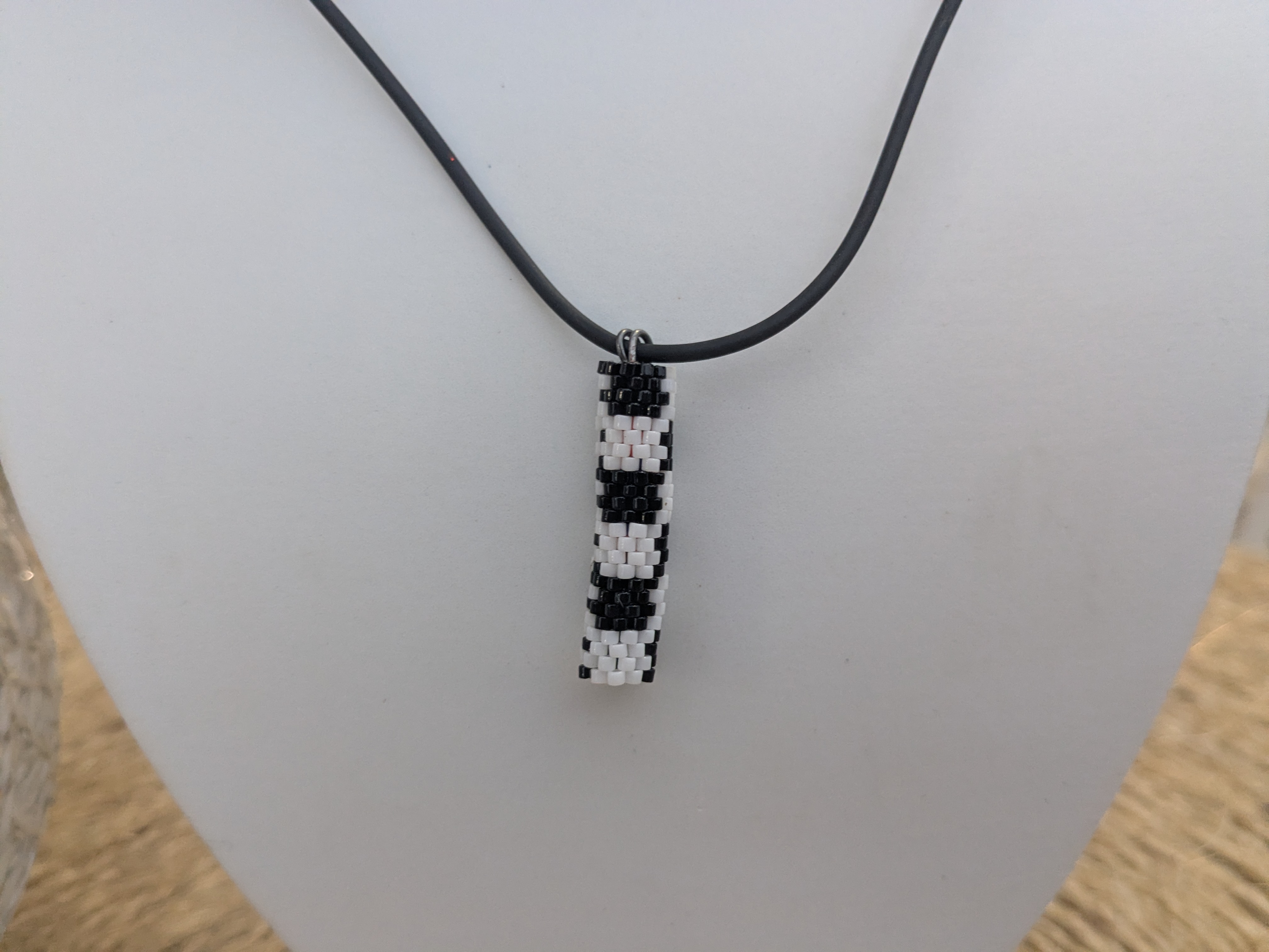 Pendentif cylindrique noir et blanc - Image 2